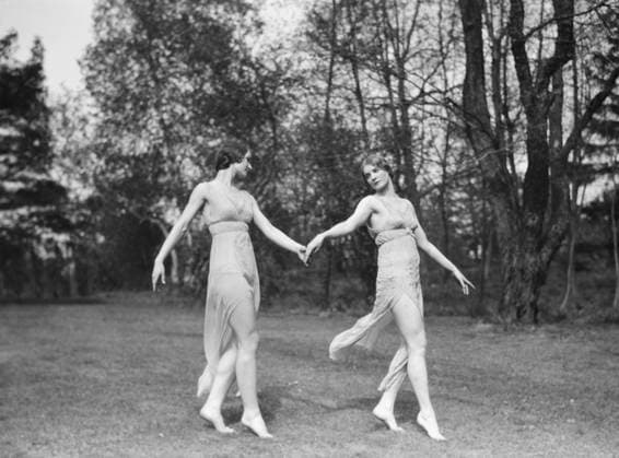 RECORD DATE NOT STATED Elizabeth Duncan dancers and children, 1929 Creator: Arnold Genthe. Copyright:xHeritagexArt HeritagexImagesx IMAGO ,2944021 ! ACHTUNG: AUFNAHMEDATUM GESCHÄTZT!  Copyright:HeritagexArt HeritagexImagesx IMAGO