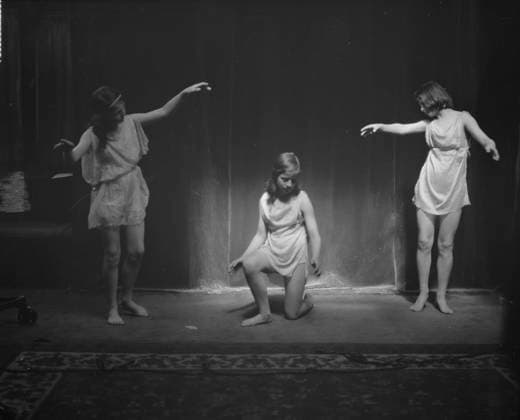 RECORD DATE NOT STATED Elizabeth Duncan dancers and children, 1929 Creator: Arnold Genthe. Copyright:xHeritagexArt HeritagexImagesx IMAGO ,2944022 ! ACHTUNG: AUFNAHMEDATUM GESCHÄTZT!  Copyright:HeritagexArt HeritagexImagesx IMAGO