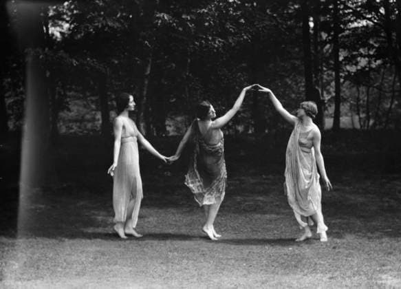 RECORD DATE NOT STATED Elizabeth Duncan dancers and children, 1929 Creator: Arnold Genthe. Copyright:xHeritagexArt HeritagexImagesx IMAGO ,2944023 ! ACHTUNG: AUFNAHMEDATUM GESCHÄTZT!  Copyright:HeritagexArt HeritagexImagesx IMAGO