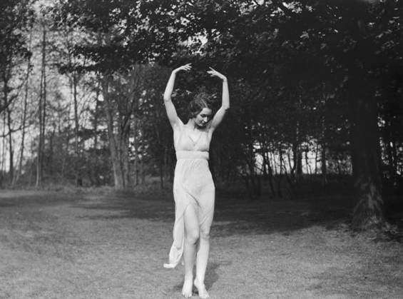 RECORD DATE NOT STATED Elizabeth Duncan dancers and children, 1929 Creator: Arnold Genthe. Copyright:xHeritagexArt HeritagexImagesx IMAGO ,2944024 ! ACHTUNG: AUFNAHMEDATUM GESCHÄTZT!  Copyright:HeritagexArt HeritagexImagesx IMAGO