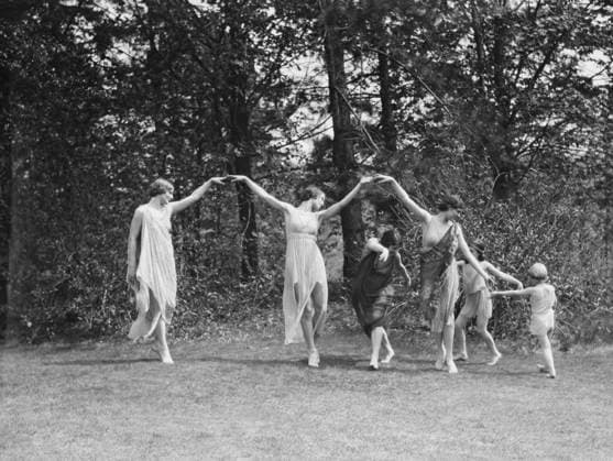RECORD DATE NOT STATED Elizabeth Duncan dancers and children, 1929 Creator: Arnold Genthe. Copyright:xHeritagexArt HeritagexImagesx IMAGO ,2944025 ! ACHTUNG: AUFNAHMEDATUM GESCHÄTZT!  Copyright:HeritagexArt HeritagexImagesx IMAGO