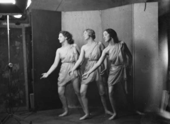 RECORD DATE NOT STATED Elizabeth Duncan dancers and children, 1931 Creator: Arnold Genthe. Copyright:xHeritagexArt HeritagexImagesx IMAGO ,2944028 ! ACHTUNG: AUFNAHMEDATUM GESCHÄTZT!  Copyright:HeritagexArt HeritagexImagesx IMAGO