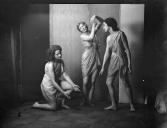 RECORD DATE NOT STATED Elizabeth Duncan dancers and children, 1931 Creator: Arnold Genthe. Copyright:xHeritagexArt HeritagexImagesx IMAGO ,2944029 ! ACHTUNG: AUFNAHMEDATUM GESCHÄTZT!  Copyright:HeritagexArt HeritagexImagesx IMAGO