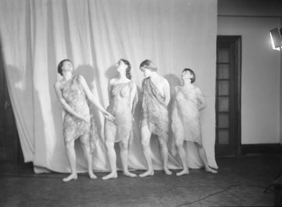 RECORD DATE NOT STATED Elizabeth Duncan dancers and children, 1932 Creator: Arnold Genthe. Copyright:xHeritagexArt HeritagexImagesx IMAGO ,2944030 ! ACHTUNG: AUFNAHMEDATUM GESCHÄTZT!  Copyright:HeritagexArt HeritagexImagesx IMAGO