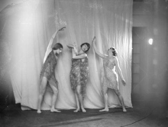 RECORD DATE NOT STATED Elizabeth Duncan dancers and children, 1932 Creator: Arnold Genthe. Copyright:xHeritagexArt HeritagexImagesx IMAGO ,2944032 ! ACHTUNG: AUFNAHMEDATUM GESCHÄTZT!  Copyright:HeritagexArt HeritagexImagesx IMAGO