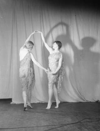 RECORD DATE NOT STATED Elizabeth Duncan dancers and children, 1932 Creator: Arnold Genthe. Copyright:xHeritagexArt HeritagexImagesx IMAGO ,2944035 ! ACHTUNG: AUFNAHMEDATUM GESCHÄTZT!  Copyright:HeritagexArt HeritagexImagesx IMAGO