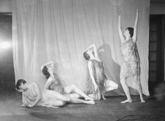 RECORD DATE NOT STATED Elizabeth Duncan dancers and children, 1932 Creator: Arnold Genthe. Copyright:xHeritagexArt HeritagexImagesx IMAGO ,2944037 ! ACHTUNG: AUFNAHMEDATUM GESCHÄTZT!  Copyright:HeritagexArt HeritagexImagesx IMAGO