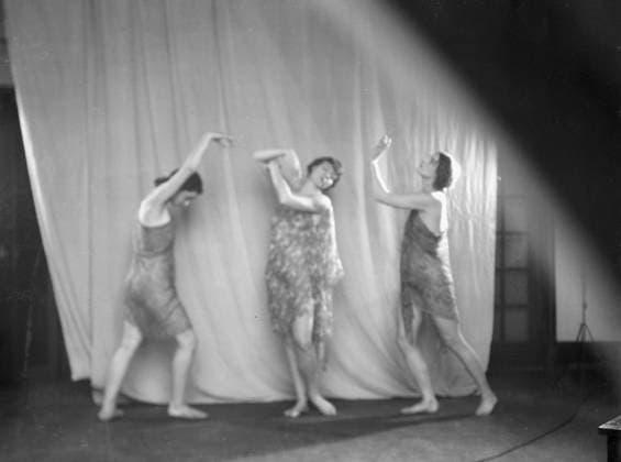 RECORD DATE NOT STATED Elizabeth Duncan dancers and children, 1932 Creator: Arnold Genthe. Copyright:xHeritagexArt HeritagexImagesx IMAGO ,2944038 ! ACHTUNG: AUFNAHMEDATUM GESCHÄTZT!  Copyright:HeritagexArt HeritagexImagesx IMAGO