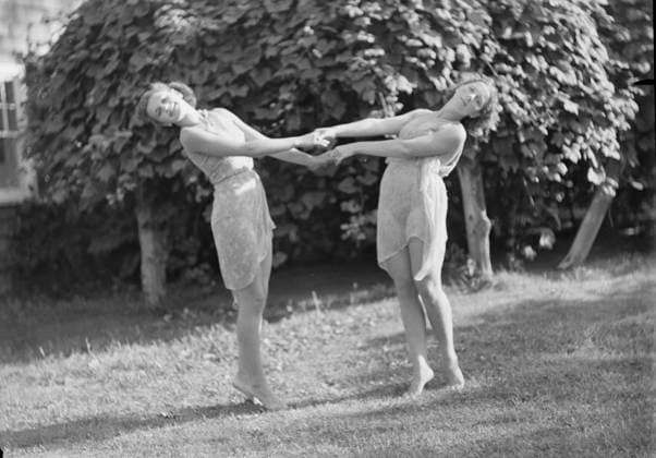 RECORD DATE NOT STATED Elizabeth Duncan dancers and children, 1936 Creator: Arnold Genthe. Copyright:xHeritagexArt HeritagexImagesx IMAGO ,2944043 ! ACHTUNG: AUFNAHMEDATUM GESCHÄTZT!  Copyright:HeritagexArt HeritagexImagesx IMAGO