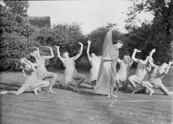 RECORD DATE NOT STATED Elizabeth Duncan dancers and children, 1936 Creator: Arnold Genthe. Copyright:xHeritagexArt HeritagexImagesx IMAGO ,2944044 ! ACHTUNG: AUFNAHMEDATUM GESCHÄTZT!  Copyright:HeritagexArt HeritagexImagesx IMAGO