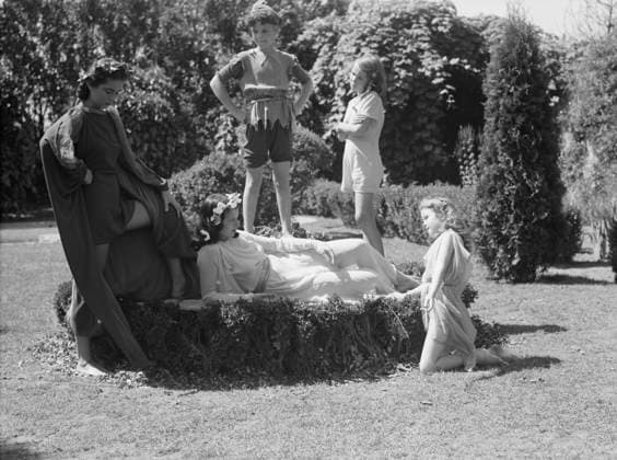 RECORD DATE NOT STATED Elizabeth Duncan dancers and children, 1941 Creator: Arnold Genthe. Copyright:xHeritagexArt HeritagexImagesx IMAGO ,2944045 ! ACHTUNG: AUFNAHMEDATUM GESCHÄTZT!  Copyright:HeritagexArt HeritagexImagesx IMAGO