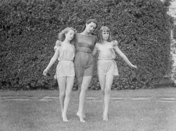 RECORD DATE NOT STATED Elizabeth Duncan dancers and children, 1941 Creator: Arnold Genthe. Copyright:xHeritagexArt HeritagexImagesx IMAGO ,2944047 ! ACHTUNG: AUFNAHMEDATUM GESCHÄTZT!  Copyright:HeritagexArt HeritagexImagesx IMAGO