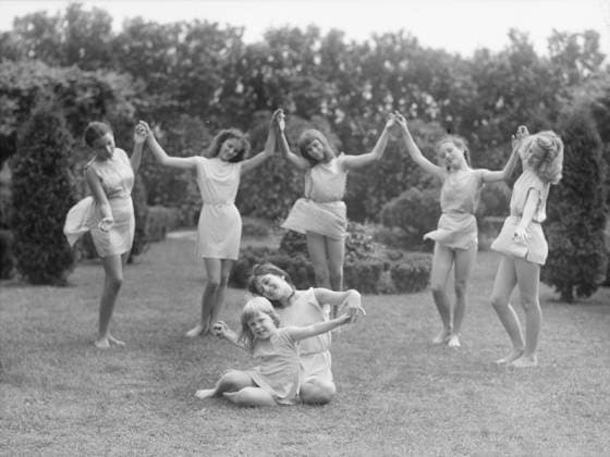RECORD DATE NOT STATED Elizabeth Duncan dancers and children, 1941 Creator: Arnold Genthe. Copyright:xHeritagexArt HeritagexImagesx IMAGO ,2944048 ! ACHTUNG: AUFNAHMEDATUM GESCHÄTZT!  Copyright:HeritagexArt HeritagexImagesx IMAGO