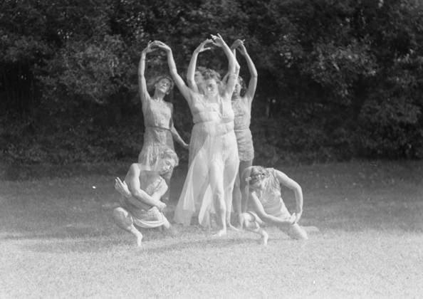RECORD DATE NOT STATED Elizabeth Duncan dancers and children, 1941 Creator: Arnold Genthe. Copyright:xHeritagexArt HeritagexImagesx IMAGO ,2944049 ! ACHTUNG: AUFNAHMEDATUM GESCHÄTZT!  Copyright:HeritagexArt HeritagexImagesx IMAGO