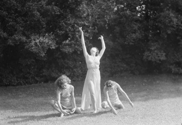 RECORD DATE NOT STATED Elizabeth Duncan dancers and children, 1941 Creator: Arnold Genthe. Copyright:xHeritagexArt HeritagexImagesx IMAGO ,2944050 ! ACHTUNG: AUFNAHMEDATUM GESCHÄTZT!  Copyright:HeritagexArt HeritagexImagesx IMAGO