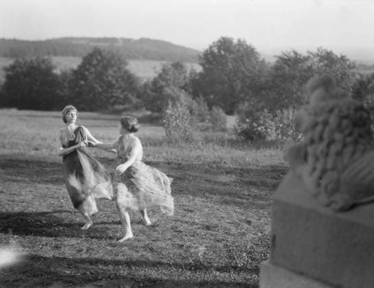 RECORD DATE NOT STATED Elizabeth Duncan dancers and children, between 1916 and 1941. Creator: Arnold Genthe. Copyright:xHeritagexArt HeritagexImagesx IMAGO ,2944053 ! ACHTUNG: AUFNAHMEDATUM GESCHÄTZT!  Copyright:HeritagexArt HeritagexImagesx IMAGO