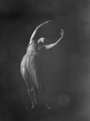 RECORD DATE NOT STATED Elizabeth Duncan dancers and children, between 1916 and 1941. Creator: Arnold Genthe. Copyright:xHeritagexArt HeritagexImagesx IMAGO ,2944054 ! ACHTUNG: AUFNAHMEDATUM GESCHÄTZT!  Copyright:HeritagexArt HeritagexImagesx IMAGO