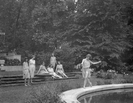 RECORD DATE NOT STATED Elizabeth Duncan dancers and children, between 1916 and 1941. Creator: Arnold Genthe. Copyright:xHeritagexArt HeritagexImagesx IMAGO ,2944055 ! ACHTUNG: AUFNAHMEDATUM GESCHÄTZT!  Copyright:HeritagexArt HeritagexImagesx IMAGO