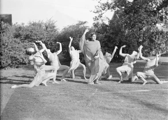 RECORD DATE NOT STATED Elizabeth Duncan dancers and children, between 1916 and 1941. Creator: Arnold Genthe. Copyright:xHeritagexArt HeritagexImagesx IMAGO ,2944058 ! ACHTUNG: AUFNAHMEDATUM GESCHÄTZT!  Copyright:HeritagexArt HeritagexImagesx IMAGO