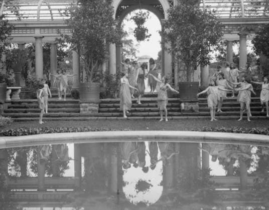 RECORD DATE NOT STATED Elizabeth Duncan dancers and children, between 1916 and 1941. Creator: Arnold Genthe. Copyright:xHeritagexArt HeritagexImagesx IMAGO ,2944060 ! ACHTUNG: AUFNAHMEDATUM GESCHÄTZT!  Copyright:HeritagexArt HeritagexImagesx IMAGO