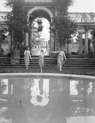 RECORD DATE NOT STATED Elizabeth Duncan dancers and children, between 1916 and 1941. Creator: Arnold Genthe. Copyright:xHeritagexArt HeritagexImagesx IMAGO ,2944064 ! ACHTUNG: AUFNAHMEDATUM GESCHÄTZT!  Copyright:HeritagexArt HeritagexImagesx IMAGO