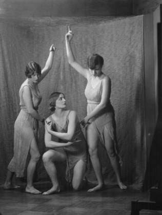 RECORD DATE NOT STATED Elizabeth Duncan dancers and children, between 1916 and 1941. Creator: Arnold Genthe. Copyright:xHeritagexArt HeritagexImagesx IMAGO ,2944065 ! ACHTUNG: AUFNAHMEDATUM GESCHÄTZT!  Copyright:HeritagexArt HeritagexImagesx IMAGO