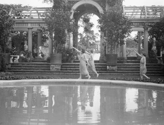 RECORD DATE NOT STATED Elizabeth Duncan dancers and children, between 1916 and 1941. Creator: Arnold Genthe. Copyright:xHeritagexArt HeritagexImagesx IMAGO ,2944066 ! ACHTUNG: AUFNAHMEDATUM GESCHÄTZT!  Copyright:HeritagexArt HeritagexImagesx IMAGO