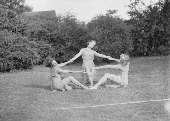 RECORD DATE NOT STATED Elizabeth Duncan dancers and children, between 1916 and 1941. Creator: Arnold Genthe. Copyright:xHeritagexArt HeritagexImagesx IMAGO ,2944068 ! ACHTUNG: AUFNAHMEDATUM GESCHÄTZT!  Copyright:HeritagexArt HeritagexImagesx IMAGO