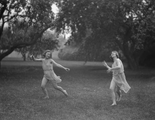 RECORD DATE NOT STATED Elizabeth Duncan dancers and children, between 1916 and 1941. Creator: Arnold Genthe. Copyright:xHeritagexArt HeritagexImagesx IMAGO ,2944071 ! ACHTUNG: AUFNAHMEDATUM GESCHÄTZT!  Copyright:HeritagexArt HeritagexImagesx IMAGO