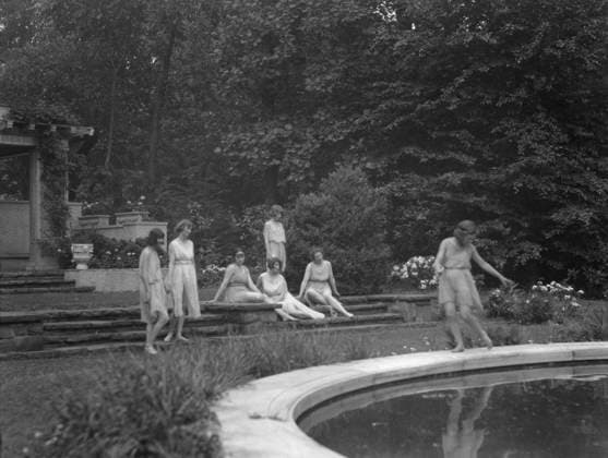 RECORD DATE NOT STATED Elizabeth Duncan dancers and children, between 1916 and 1941. Creator: Arnold Genthe. Copyright:xHeritagexArt HeritagexImagesx IMAGO ,2944072 ! ACHTUNG: AUFNAHMEDATUM GESCHÄTZT!  Copyright:HeritagexArt HeritagexImagesx IMAGO