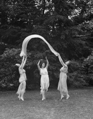 RECORD DATE NOT STATED Elizabeth Duncan dancers and children, between 1916 and 1941. Creator: Arnold Genthe. Copyright:xHeritagexArt HeritagexImagesx IMAGO ,2944073 ! ACHTUNG: AUFNAHMEDATUM GESCHÄTZT!  Copyright:HeritagexArt HeritagexImagesx IMAGO