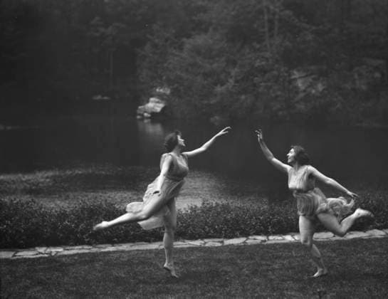 RECORD DATE NOT STATED Elizabeth Duncan dancers and children, between 1916 and 1941. Creator: Arnold Genthe. Copyright:xHeritagexArt HeritagexImagesx IMAGO ,2944075 ! ACHTUNG: AUFNAHMEDATUM GESCHÄTZT!  Copyright:HeritagexArt HeritagexImagesx IMAGO