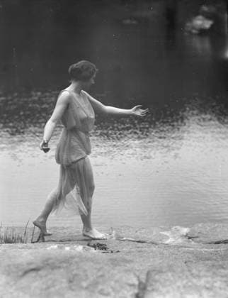 RECORD DATE NOT STATED Elizabeth Duncan dancers and children, between 1916 and 1941. Creator: Arnold Genthe. Copyright:xHeritagexArt HeritagexImagesx IMAGO ,2944076 ! ACHTUNG: AUFNAHMEDATUM GESCHÄTZT!  Copyright:HeritagexArt HeritagexImagesx IMAGO
