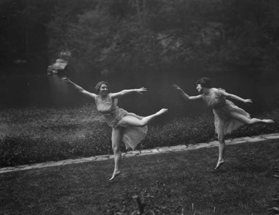 RECORD DATE NOT STATED Elizabeth Duncan dancers and children, between 1916 and 1941. Creator: Arnold Genthe. Copyright:xHeritagexArt HeritagexImagesx IMAGO ,2944077 ! ACHTUNG: AUFNAHMEDATUM GESCHÄTZT!  Copyright:HeritagexArt HeritagexImagesx IMAGO