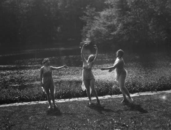 RECORD DATE NOT STATED Elizabeth Duncan dancers and children, between 1916 and 1941. Creator: Arnold Genthe. Copyright:xHeritagexArt HeritagexImagesx IMAGO ,2944078 ! ACHTUNG: AUFNAHMEDATUM GESCHÄTZT!  Copyright:HeritagexArt HeritagexImagesx IMAGO