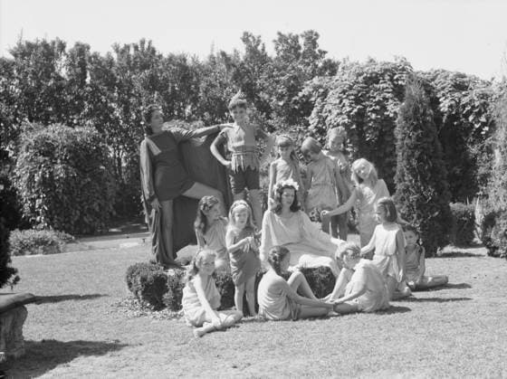 RECORD DATE NOT STATED Elizabeth Duncan dancers and children, portrait photograph, 1941 Creator: Arnold Genthe. Copyright:xHeritagexArt HeritagexImagesx IMAGO ,2944079 ! ACHTUNG: AUFNAHMEDATUM GESCHÄTZT!  Copyright:HeritagexArt HeritagexImagesx IMAGO