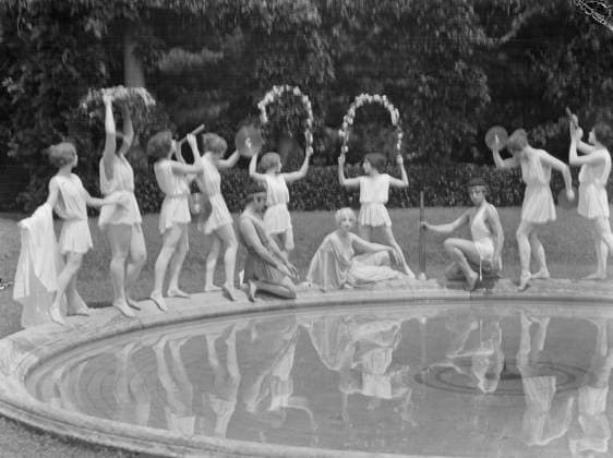 RECORD DATE NOT STATED Denishawn dancers, 1927 or 1928. Creator: Arnold Genthe. Copyright:xHeritagexArt HeritagexImagesx IMAGO ,2944399 ! ACHTUNG: AUFNAHMEDATUM GESCHÄTZT!  Copyright:HeritagexArt HeritagexImagesx IMAGO