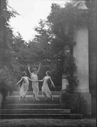 RECORD DATE NOT STATED Denishawn dancers, 1927 or 1928. Creator: Arnold Genthe. Copyright:xHeritagexArt HeritagexImagesx IMAGO ,2944404 ! ACHTUNG: AUFNAHMEDATUM GESCHÄTZT!  Copyright:HeritagexArt HeritagexImagesx IMAGO