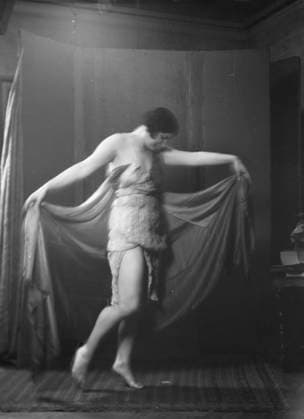 RECORD DATE NOT STATED Irma Duncan dancers, 1929 or 1930. Creator: Arnold Genthe. Copyright:xHeritagexArt HeritagexImagesx IMAGO ,2944441 ! ACHTUNG: AUFNAHMEDATUM GESCHÄTZT!  Copyright:HeritagexArt HeritagexImagesx IMAGO