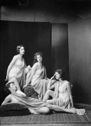 RECORD DATE NOT STATED Irma Duncan dancers, 1929 or 1930. Creator: Arnold Genthe. Copyright:xHeritagexArt HeritagexImagesx IMAGO ,2944443 ! ACHTUNG: AUFNAHMEDATUM GESCHÄTZT!  Copyright:HeritagexArt HeritagexImagesx IMAGO