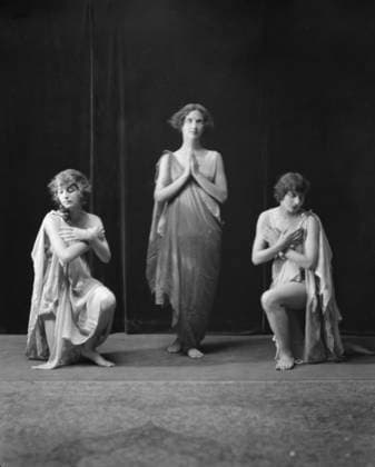 RECORD DATE NOT STATED Isadora Duncan dancers, between 1915 and 1923. Creator: Arnold Genthe. Copyright:xHeritagexArt HeritagexImagesx IMAGO ,2944644 ! ACHTUNG: AUFNAHMEDATUM GESCHÄTZT!  Copyright:HeritagexArt HeritagexImagesx IMAGO