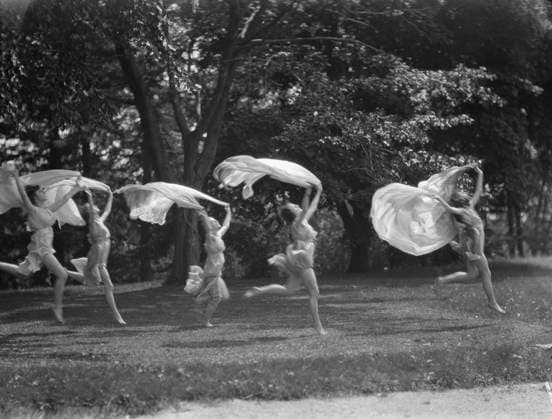 RECORD DATE NOT STATED Isadora Duncan dancers, between 1915 and 1923. Creator: Arnold Genthe. Copyright:xHeritagexArt HeritagexImagesx IMAGO ,2944645 ! ACHTUNG: AUFNAHMEDATUM GESCHÄTZT!  Copyright:HeritagexArt HeritagexImagesx IMAGO