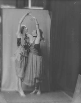 RECORD DATE NOT STATED Isadora Duncan dancers, between 1915 and 1923. Creator: Arnold Genthe. Copyright:xHeritagexArt HeritagexImagesx IMAGO ,2944646 ! ACHTUNG: AUFNAHMEDATUM GESCHÄTZT!  Copyright:HeritagexArt HeritagexImagesx IMAGO