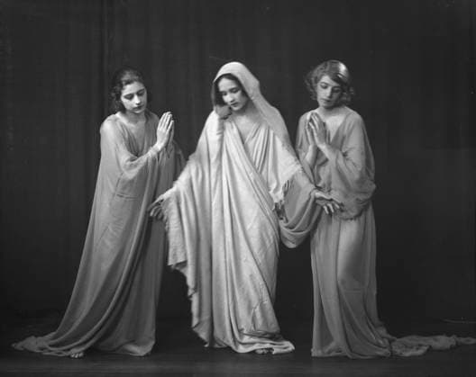 RECORD DATE NOT STATED Isadora Duncan dancers, between 1915 and 1923. Creator: Arnold Genthe. Copyright:xHeritagexArt HeritagexImagesx IMAGO ,2944647 ! ACHTUNG: AUFNAHMEDATUM GESCHÄTZT!  Copyright:HeritagexArt HeritagexImagesx IMAGO