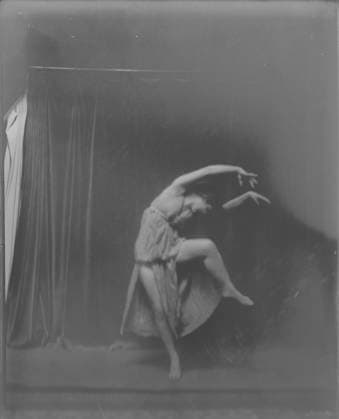 RECORD DATE NOT STATED Isadora Duncan dancers, between 1915 and 1923. Creator: Arnold Genthe. Copyright:xHeritagexArt HeritagexImagesx IMAGO ,2944649 ! ACHTUNG: AUFNAHMEDATUM GESCHÄTZT!  Copyright:HeritagexArt HeritagexImagesx IMAGO