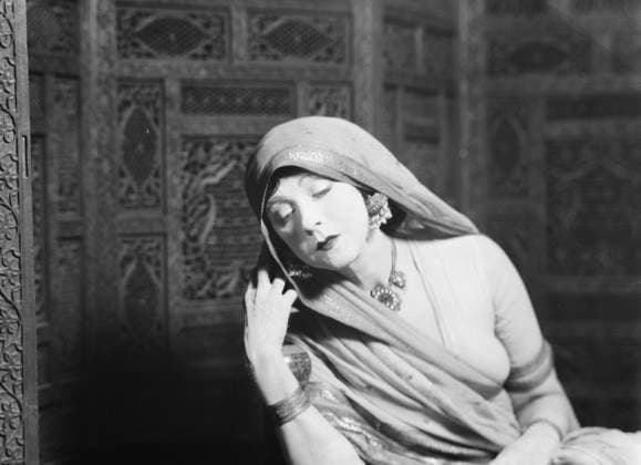 RECORD DATE NOT STATED St. Denis, Ruth, portrait photograph, 1933 Feb. 26. Creator: Arnold Genthe. Copyright:xHeritagexArt HeritagexImagesx IMAGO ,2944736 ! ACHTUNG: AUFNAHMEDATUM GESCHÄTZT!  Copyright:HeritagexArt HeritagexImagesx IMAGO