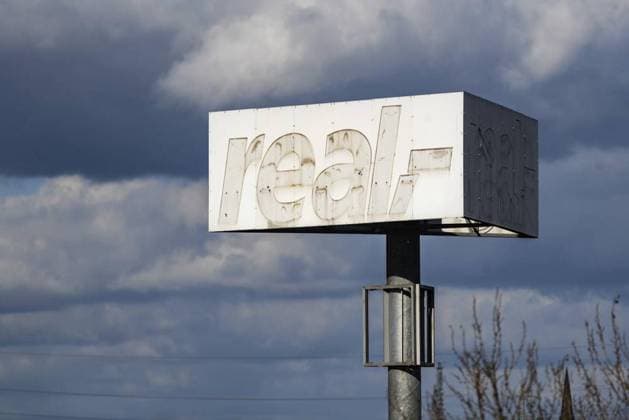Real in Mülheim an der Ruhr *** NUR FÜR REDAKTIONELLE ZWECKE *** EDITORIAL USE ONLY ***<p>Verblasst ist am Freitag, 26.02.2021, der Schriftzug der Supermarkt-Kette Real, der an einer Säule vor dem inzwischen leergezogenen Markt an der Weseler Straße in Mülheim an der Ruhr angebracht ist. Deutschland NRW Mülheim an der Ruhr Copyright: MartinxMöller *** Real in Mülheim to the Ruhr *** ONLY FOR EDITORIAL PURPOSE *** EDITORIAL USE ONLY *** P fades is on Friday, 26 02 2021, the Logo the Supermarket Chain Real, the to a Column before the meanwhile drained Market to the Weseler Street in Mülheim to the Ruhr attached is Germany NRW Mülheim to the Ruhr Copyright MartinxMöller Copyright: MartinxMöller doc7ep6zppy16s1e999ghvn EDITORIAL USE ONLY