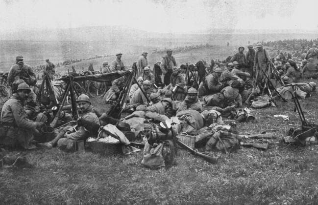 RECORD DATE NOT STATED Derriere le Front de Verdun.--Troupes allant au repos et bivouaquant dans la plaine , 1916. Creator: Unknown. Copyright:xpovos,macho,homem,homens,pa?s,Franc?s,France,guy,cor,conflito,militar,guerra,posi??o,For?asxArmadas,s?culo,fotografia,soldados,soldado,primeiraxguerraxdexmundo,wartime,conceito,batalha,foto,tropas,B&W,bivouac,Ex?rcito,guerra,trincheira,trincheiras,publica??o,Cor,,World.war.i,WWI,campoxdexbatalha,encampment,pretox&xbranco,pretoxexbranco,B W,for?asxarmadas,brancoxexpreto,GuerraxDexMundoxUma,20oxs?culo,ThexPrintxCollector,Unknown,L Illustrationx IMAGO ,2950544 ! ACHTUNG: AUFNAHMEDATUM GESCHÄTZT! Copyright:povos,macho,homem,homens,pa?s,Franc?s,France,guy,cor,conflito,militar,guerra,posi??o,For?asxArmadas,s?culo,fotografia,soldados,soldado,primeiraxguerraxdexmundo,wartime,conceito,batalha,foto,
