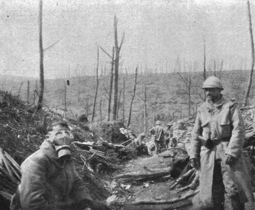 RECORD DATE NOT STATED La reprise du bois de la Caillette; Un soldat essaie un masque allemand trouve sur le terrain ,1916 Creator: Unknown. Copyright:xpovos,macho,homem,homens,pa?s,Franc?s,France,guy,cor,conflito,g?s,militar,guerra,partexdianteira,posi??o,For?asxArmadas,s?culo,vit?ria,fotografia,soldados,soldado,primeiraxguerraxdexmundo,wartime,conceito,batalha,foto,tropas,B&W,m?scaraxdexg?s,aftermath,Ex?rcito,guerra,trincheira,trincheiras,publica??o,Cor,,World.war.i,WWI,campoxdexbatalha,pretox&xbranco,pretoxexbranco,B W,for?asxarmadas,brancoxexpreto,GuerraxDexMundoxUma,20oxs?culo,ThexPrintxCollector,Unknown,L Illustrationx IMAGO ,2950638 ! ACHTUNG: AUFNAHMEDATUM GESCHÄTZT!  Copyright:povos,macho,homem,homens,pa?s,Franc?s,France,guy,cor,conflito,g?s,militar,guerra,partexdianteira,posi??o,For?asxArmadas,s?culo,vit?ria,fotografia,soldados,soldado,primeiraxguerraxdexmundo,wa