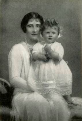RECORD DATE NOT STATED Mother and Daughter - 1927 , 1947. Creator: Unknown. Copyright:x3185x IMAGO ,2950930 ! ACHTUNG: AUFNAHMEDATUM GESCHÄTZT!  Copyright:3185x IMAGO